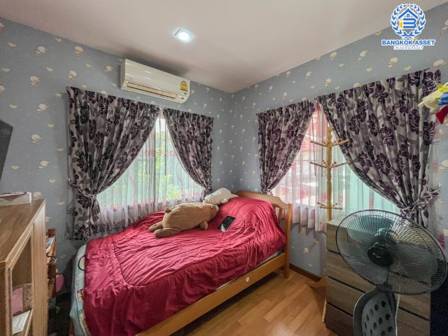 *****บ้านแฝดมือสองย่านนนทบุรี ม.โกลเด้นอเวนิว แจ้งวัฒนะ-ติวานนท์ เนื้อที่กว้าง 40.30  ตร.ว. ฟังก์ชัน 3 ห้องนอน 2 ห้องน้ำ ที่จอดรถ 2 คัน บ้านสวย พื้นที่ใช้สอยเยอะ ภายในสภาพสวย บนทำเลแห่งการเดินทาง ใกล้รถไฟฟ้าสายสีชมพู "แจ้งวัฒนะ-ปากเกร็ด28" และจุดทางด่วน "แจ้งวัฒนะ"